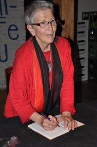 Karin Rüegg signiert  einen ihrer Gedichtbände. 