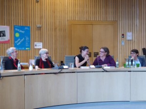 Lesung im Landtag in Düsseldorf. v.l. Karin Rüegg, Eva Schweizer, Corinne Rufli (Autorin), Caroline Frank (LAG Lesben) und Josefine Paul (Stv. Vorsitzende Grüne Fraktion NRW, Sprecherin für Frauen-, Queer- und Sportpolitik)